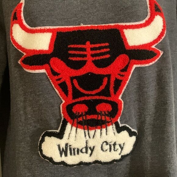Vintage Chicago bulls sweater shirt, small, “Windy City”, great condition - Picture 2 of 11